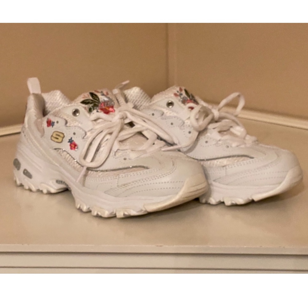 Skechers D’Lites Bright Blossoms Sneakers 
Size 6